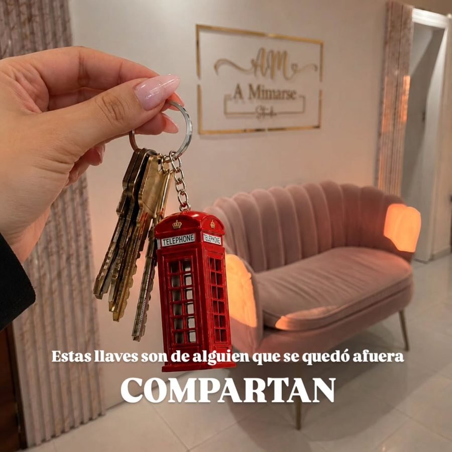 Llaves del estudio frente al sillón rosa